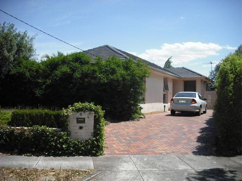 8 Travers Crescent, Burwood East VIC 3151