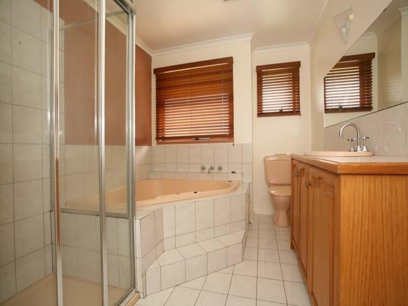 1/40 Tourmaline Crescent, Wheelers Hill VIC 3150