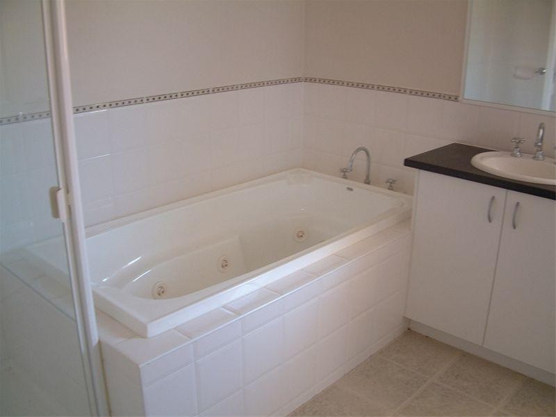 1 Larkspur Circuit, Glen Waverley VIC 3150