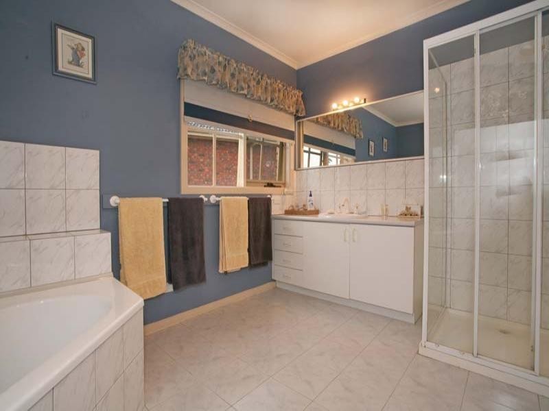 18 Roswell Street, Glen Waverley VIC 3150