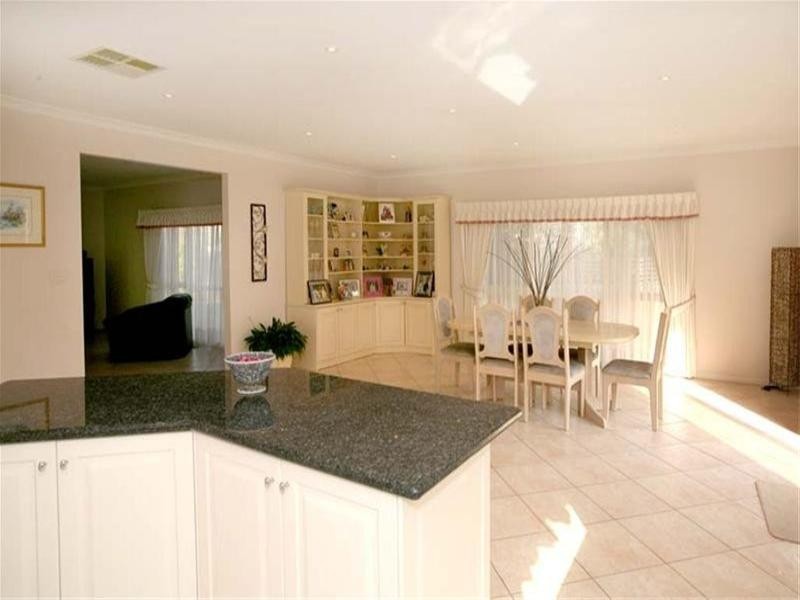 8 Epworth Court, Glen Waverley VIC 3150