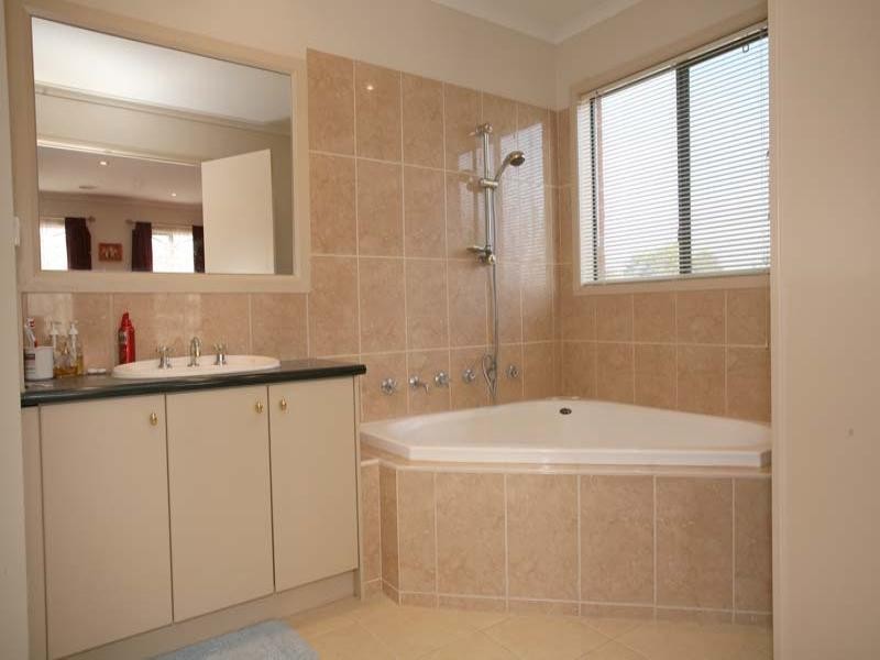 24 Folkestone Road, Glen Waverley VIC 3150