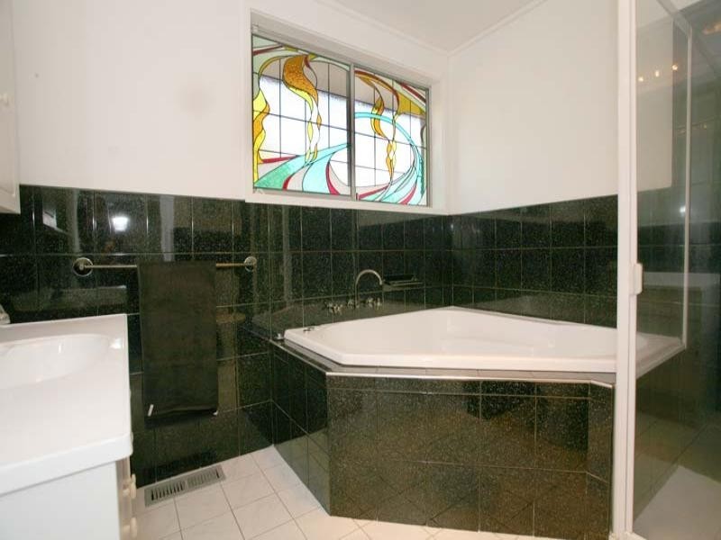 9 Ilora Court, Glen Waverley VIC 3150