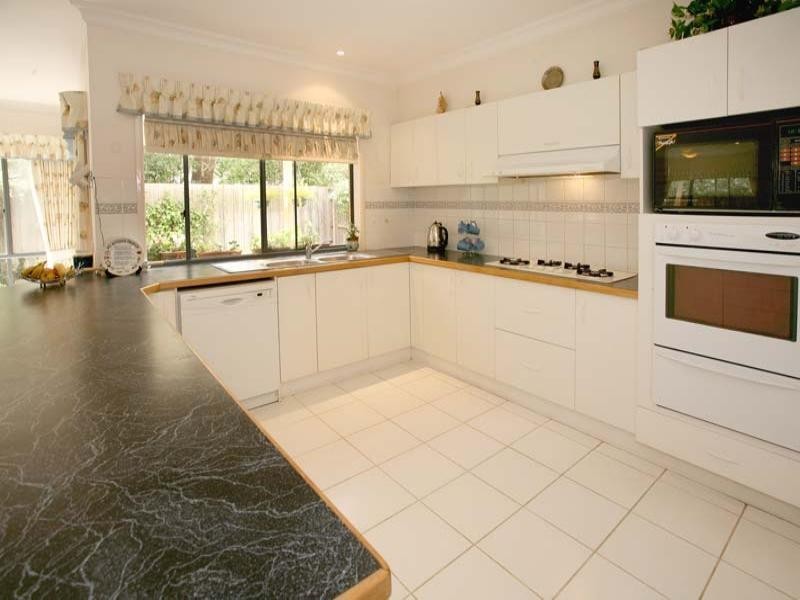 18 Huntingtower Crescent, Mount Waverley VIC 3149