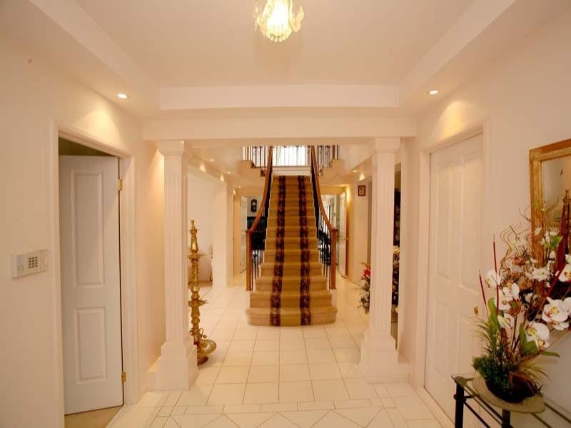 18 Huntingtower Crescent, Mount Waverley VIC 3149