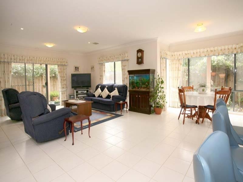 18 Huntingtower Crescent, Mount Waverley VIC 3149