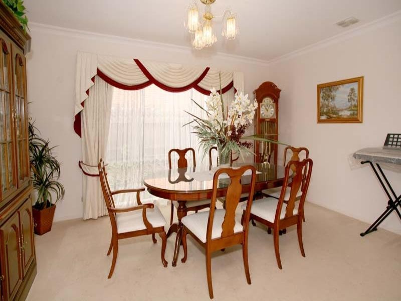 18 Huntingtower Crescent, Mount Waverley VIC 3149