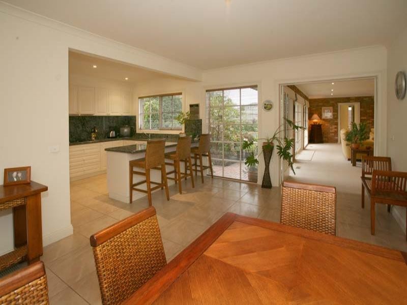 17 Hertford Crescent, Wheelers Hill VIC 3150