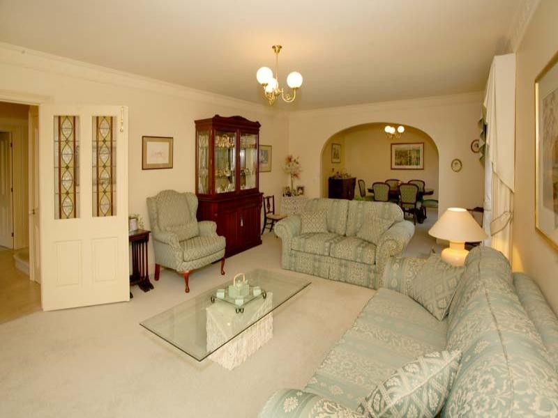 17 Hertford Crescent, Wheelers Hill VIC 3150