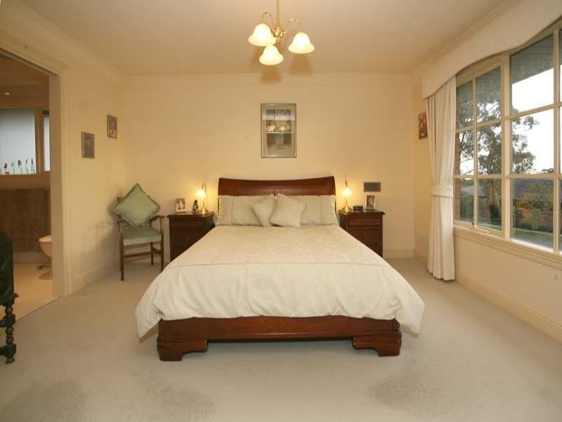 17 Hertford Crescent, Wheelers Hill VIC 3150