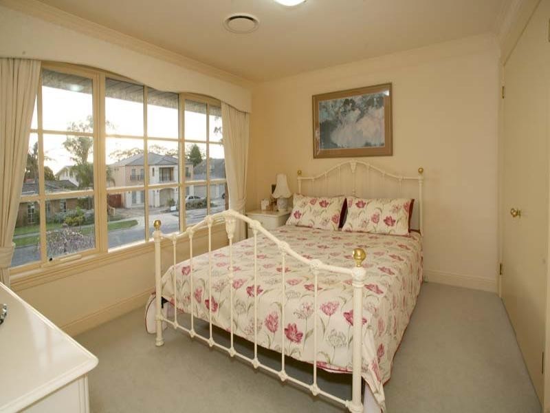 17 Hertford Crescent, Wheelers Hill VIC 3150