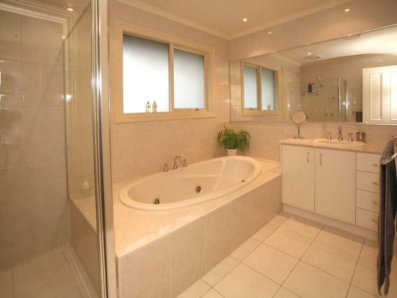 17 Hertford Crescent, Wheelers Hill VIC 3150