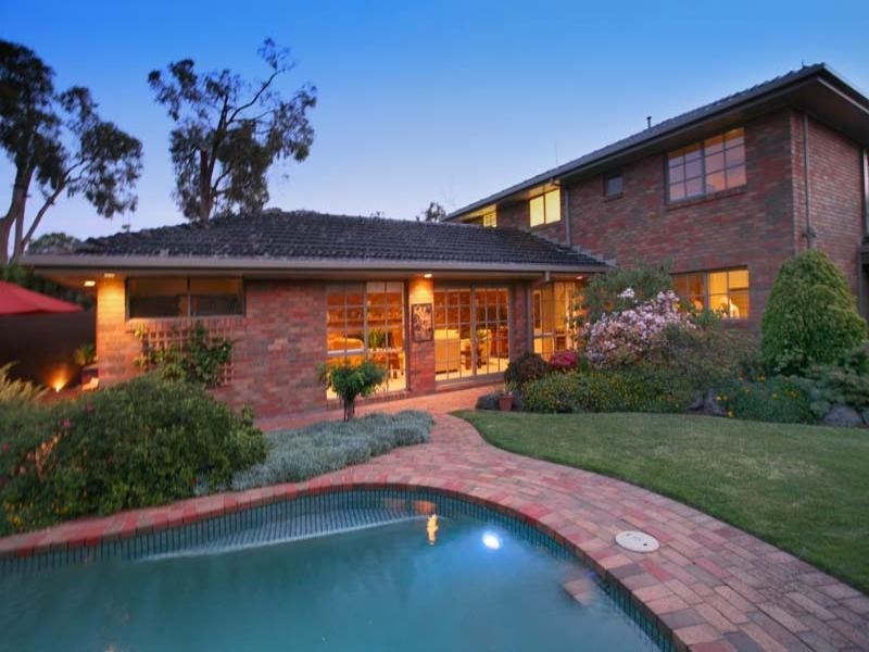 17 Hertford Crescent, Wheelers Hill VIC 3150