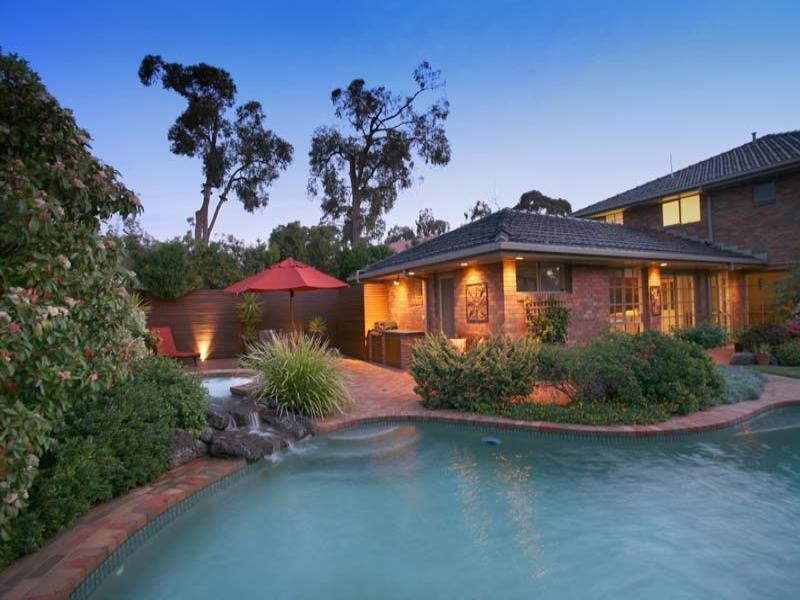 17 Hertford Crescent, Wheelers Hill VIC 3150