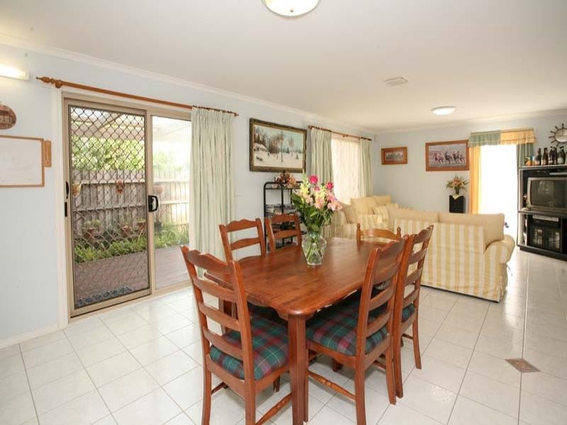 8 Peartree Way, Glen Waverley VIC 3150