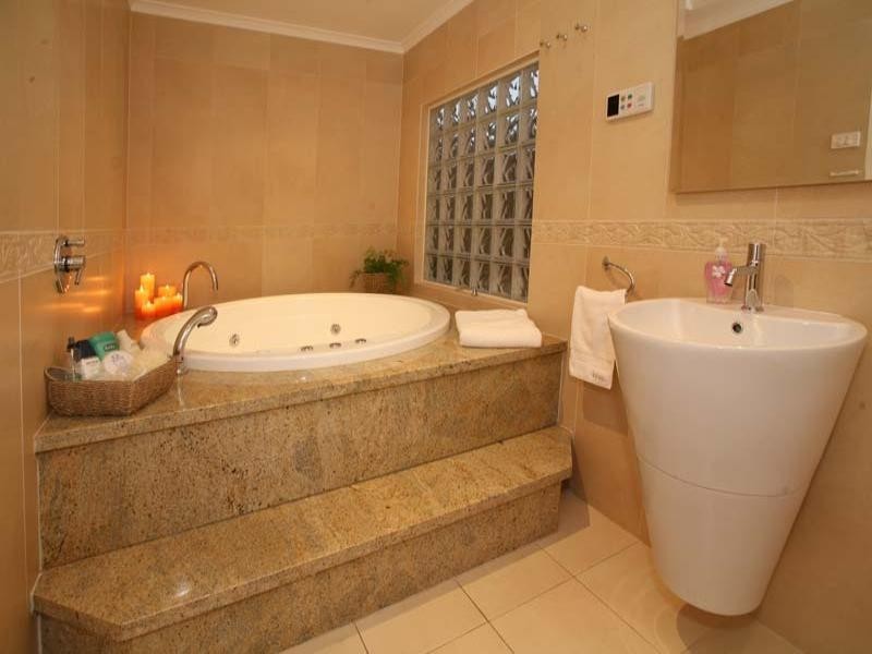 35 Hillcrest Avenue, Chadstone VIC 3148