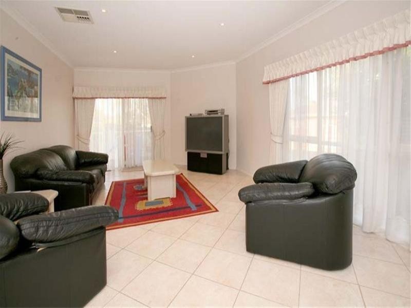 8 Epworth Court, Glen Waverley VIC 3150