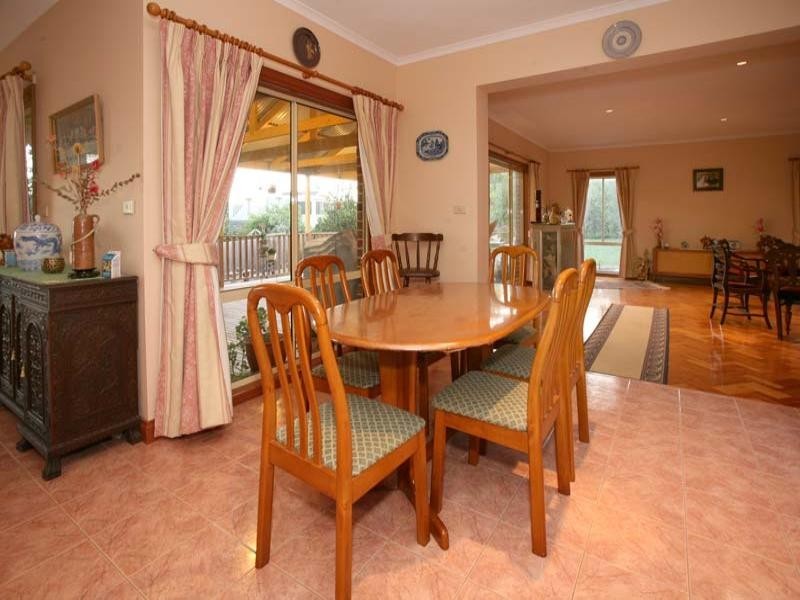 2 Wyuna Court, Wheelers Hill VIC 3150