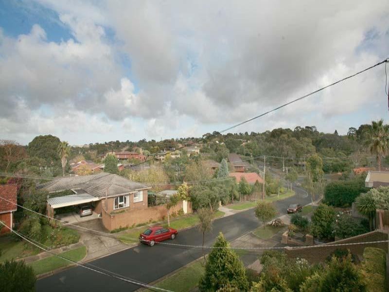 11 Hallows Street, Glen Waverley VIC 3150