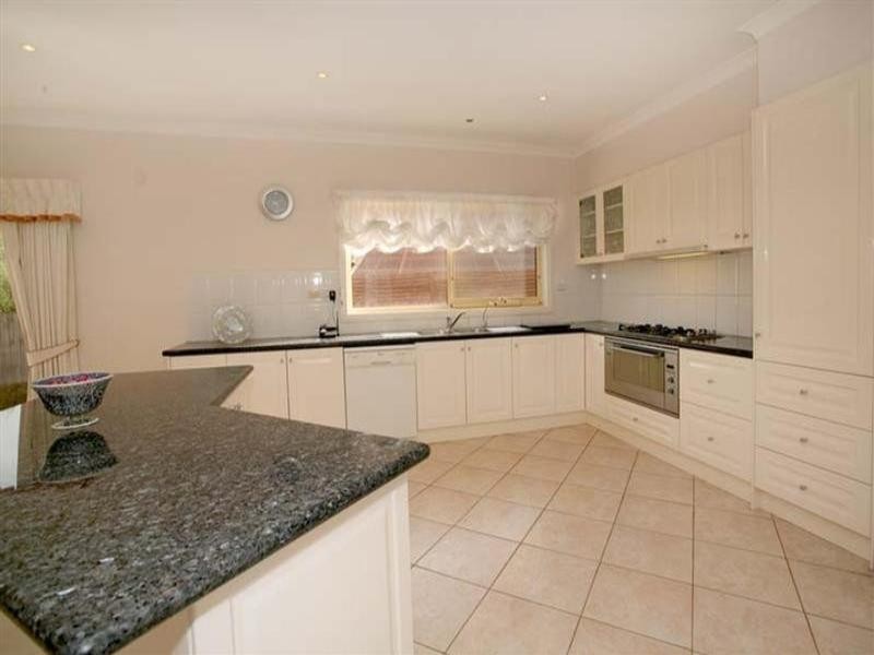 8 Epworth Court, Glen Waverley VIC 3150