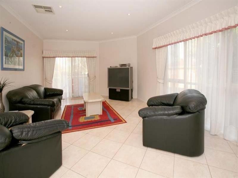 8 Epworth Court, Glen Waverley VIC 3150