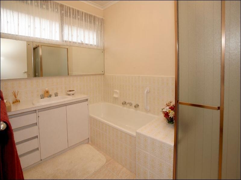 52 Cambridge Drive, Glen Waverley VIC 3150