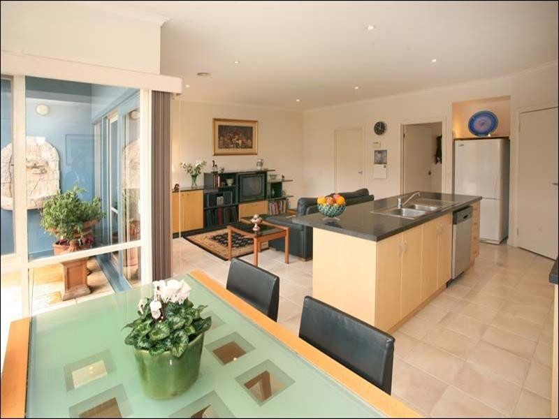 33 Herriotts Boulevard, Glen Waverley VIC 3150