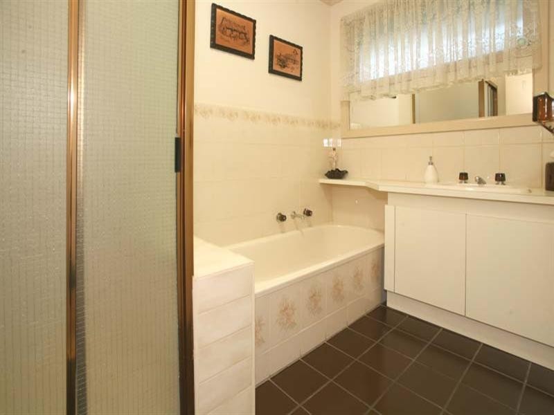 52 Brentwood Drive, Glen Waverley VIC 3150