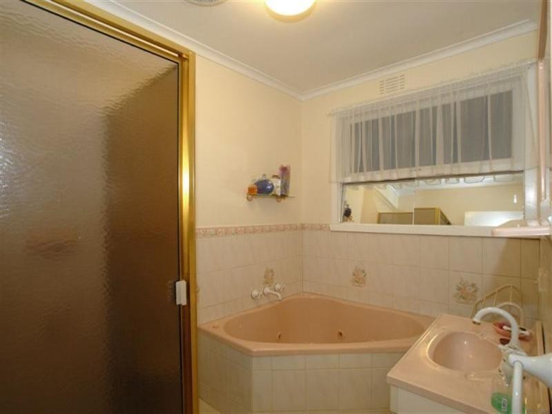 2 Oxley Close, Glen Waverley VIC 3150