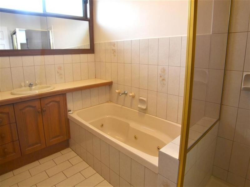 2/6 Tourmaline Crescent, Wheelers Hill VIC 3150