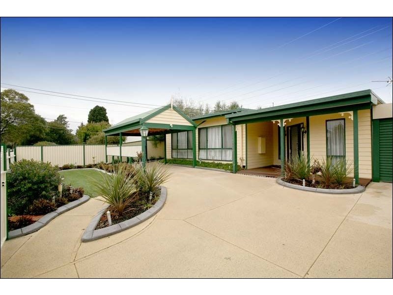 18 Johnson Drive, Glen Waverley VIC 3150