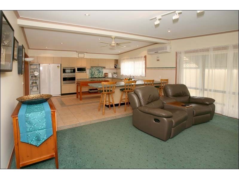 18 Johnson Drive, Glen Waverley VIC 3150