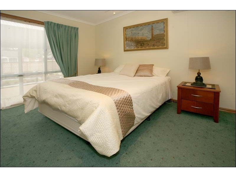 18 Johnson Drive, Glen Waverley VIC 3150
