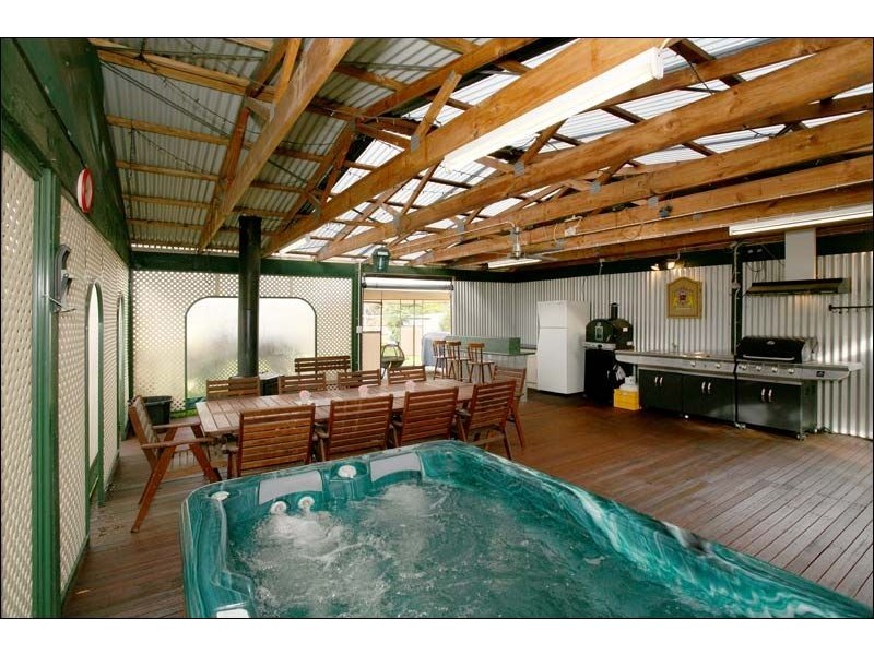 18 Johnson Drive, Glen Waverley VIC 3150