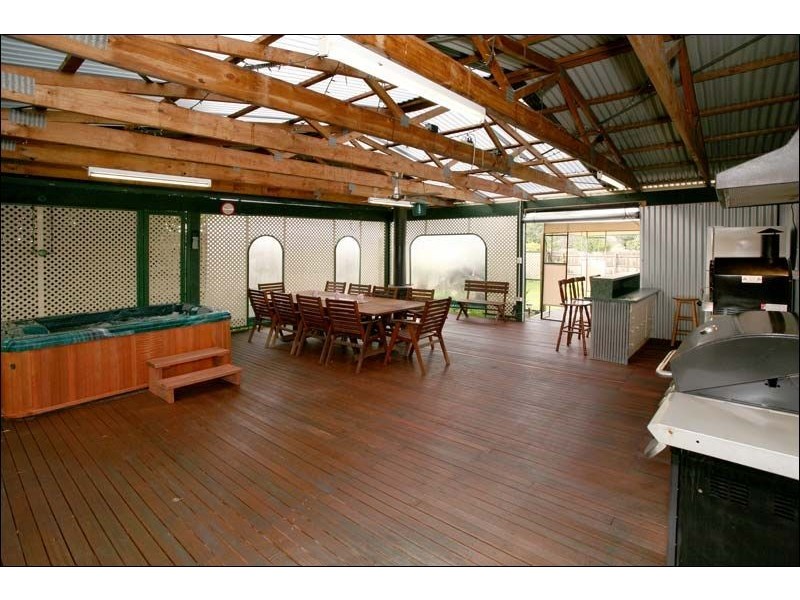 18 Johnson Drive, Glen Waverley VIC 3150