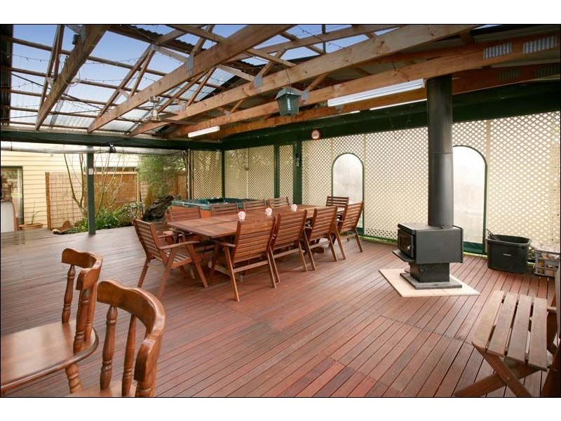 18 Johnson Drive, Glen Waverley VIC 3150