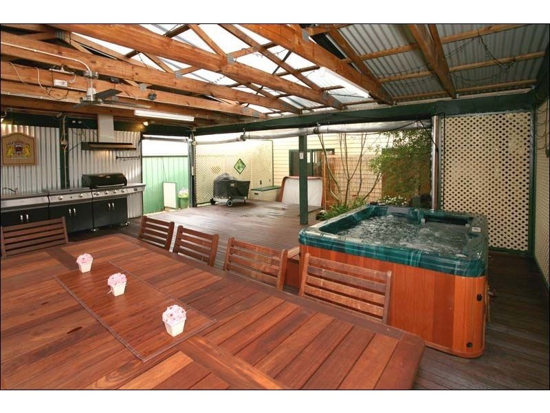 18 Johnson Drive, Glen Waverley VIC 3150