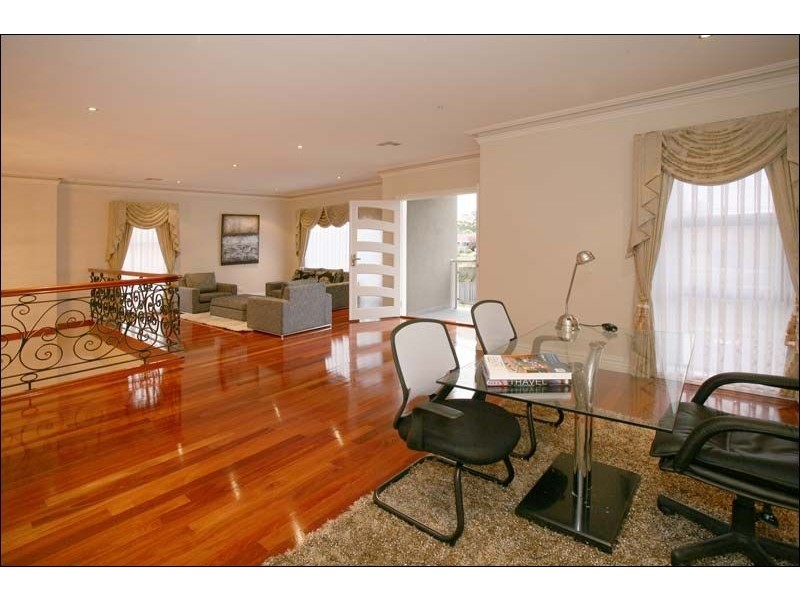 8 Hogan Road, Glen Waverley VIC 3150