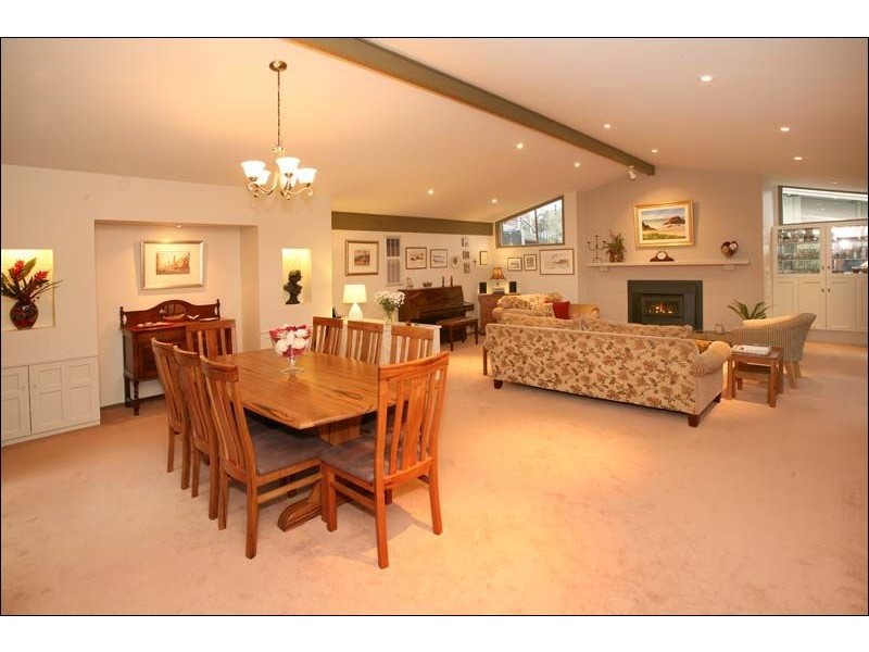 2 Sandhurst Court, Wheelers Hill VIC 3150