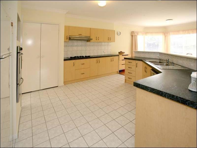 17 Huntingtower Crescent, Mount Waverley VIC 3149