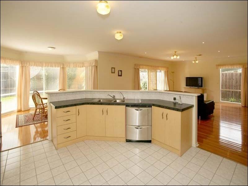 17 Huntingtower Crescent, Mount Waverley VIC 3149