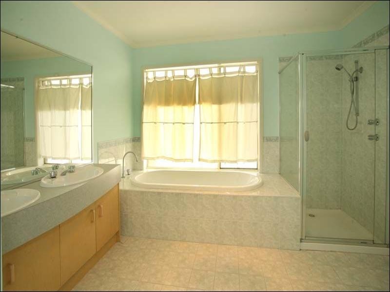 17 Huntingtower Crescent, Mount Waverley VIC 3149