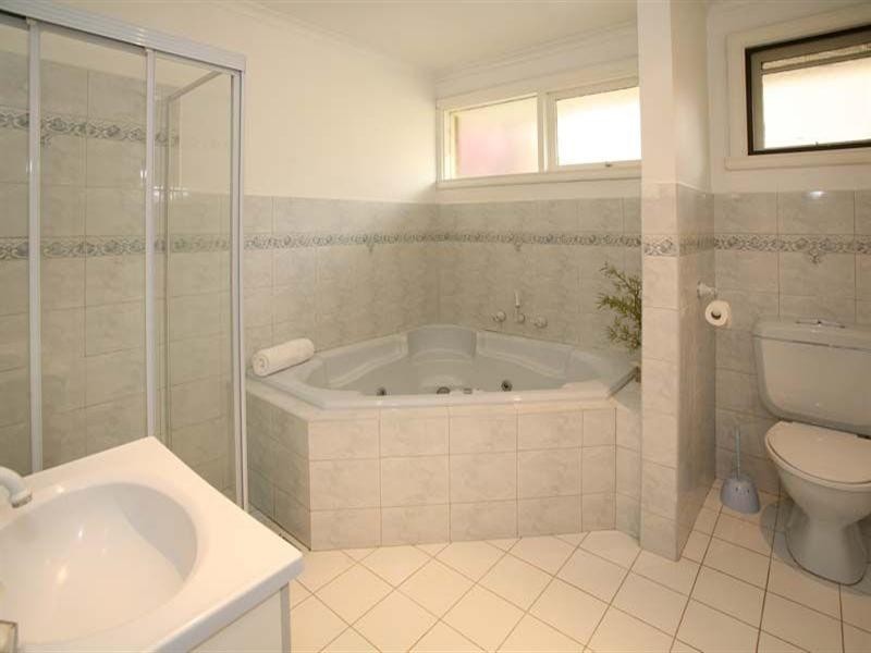 8 Crosby Drive, Glen Waverley VIC 3150