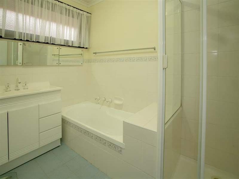 8 Castle Close, Glen Waverley VIC 3150