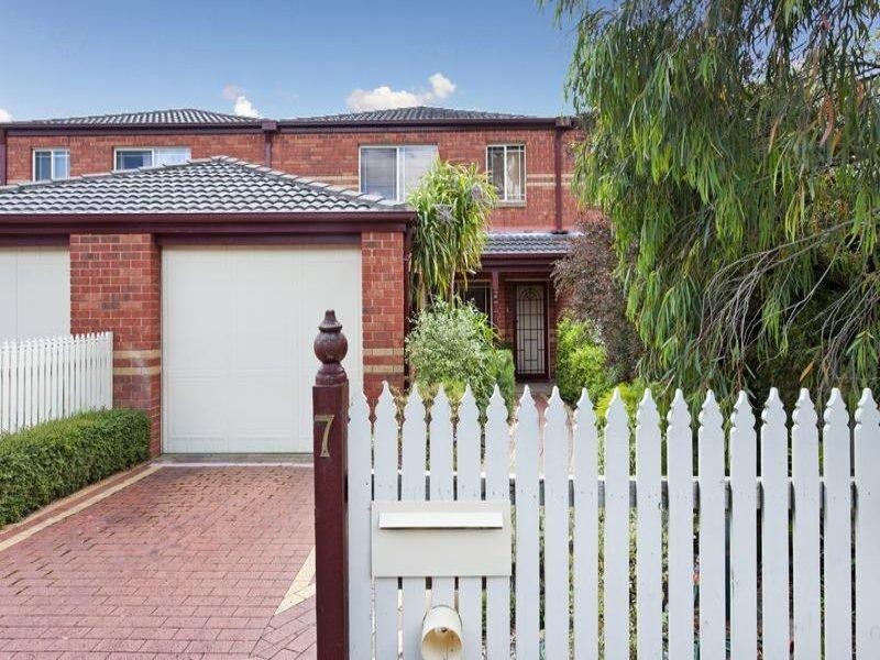 7 Hotham Retreat, Burwood East VIC 3151