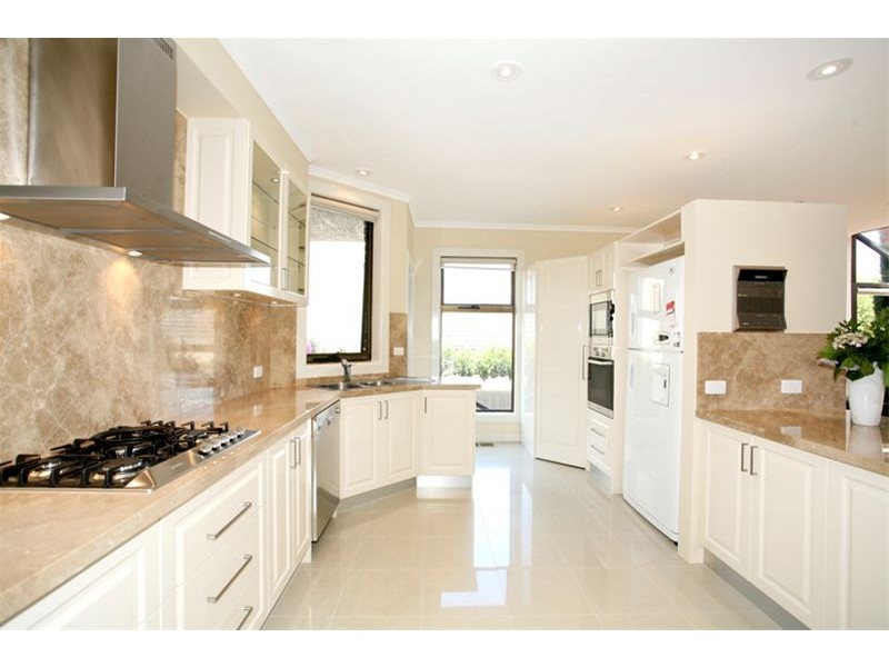 4 Dalkeith Close, Wheelers Hill VIC 3150