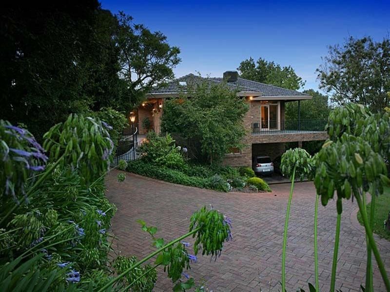 1 Pleasant View Crescent, Wheelers Hill VIC 3150