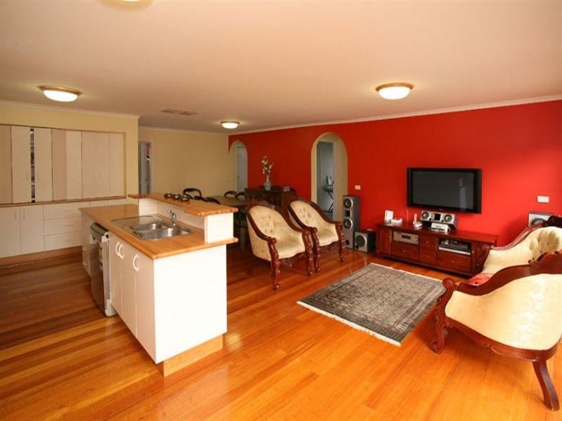 18 Phoenix Drive, Wheelers Hill VIC 3150