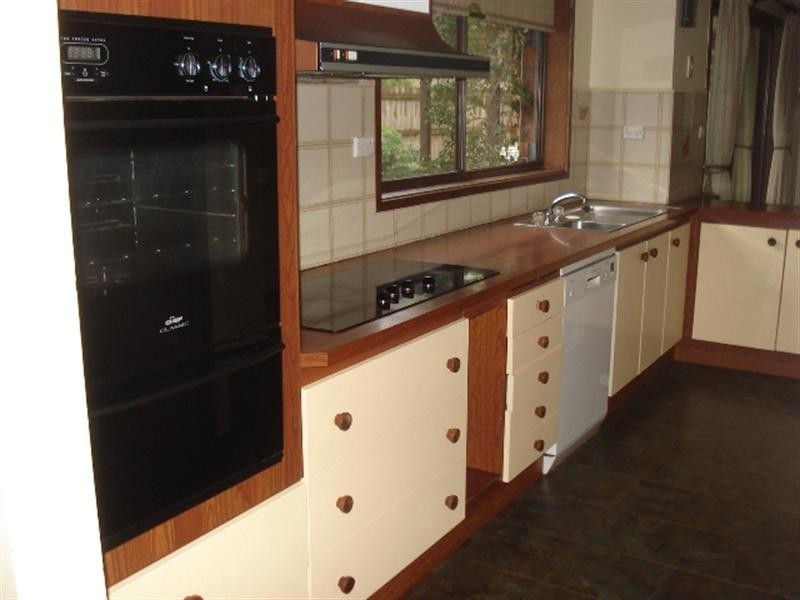 15 Chapman Boulevard, Glen Waverley VIC 3150