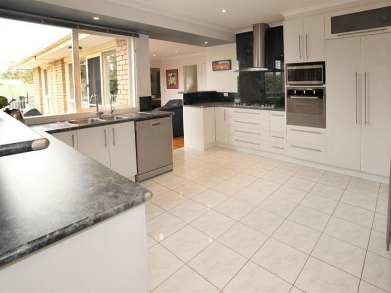 54 Golden Grove, Glen Waverley VIC 3150